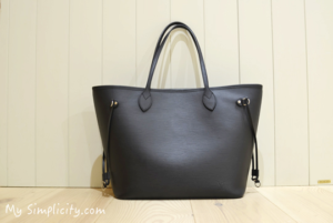 白いリネンのブラウスに黒いバッグでお出かけ、マズいことになった！