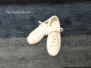 夏のファッション・コーディネートに加えたコンバースの白スニーカー、蘇る過去の記憶