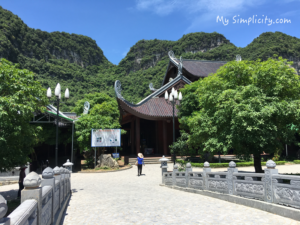 世界遺産ニンビン、秘境の合間をゆるやかに巡る小舟の旅チャンアンへ