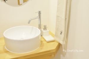 シンプルな石鹸ボトルとお手洗いのタオル