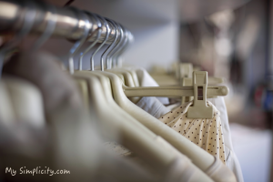 少なめワードロープで着回すミニマリストの洋服事情、衣替えしない理由とは！？