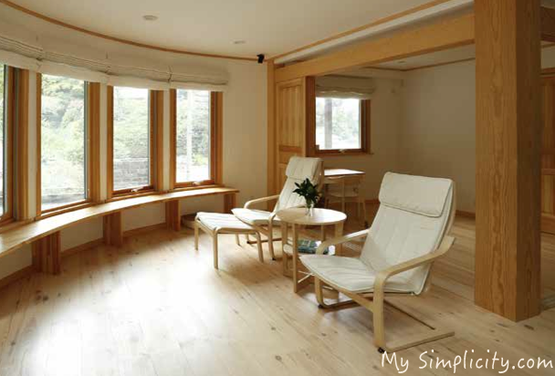 シンプルライフの家を建てる４：家の中にR状の木のベンチ！椅子いらずのミニマリスト仕様です
